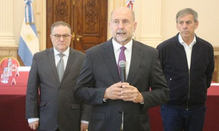 Antes de la mesa de trabajo, el gobernador Perotti, realizó la presentación formal del flamante jefe del comando unificado de Gendarmería Nacional Argentina en Rosario, Ricardo Daniel Castillo. Antes de la mesa de trabajo, el gobernador Perotti, realizó la presentación formal del flamante jefe del comando unificado de Gendarmería Nacional Argentina en Rosario, Ricardo Daniel Castillo.