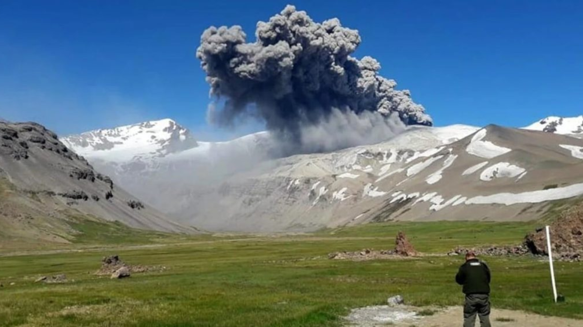 Alerta en Mendoza por la posible erupción de un volcán ubicado cerca de la frontera con Chile