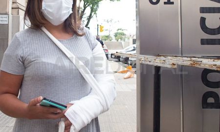 La víctima, a causa del robo, terminó con un brazo lesionado. La víctima, a causa del robo, terminó con un brazo lesionado.