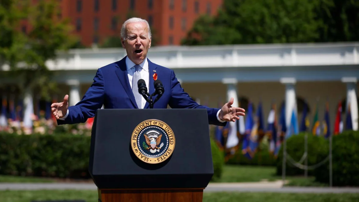 Biden estuvo acompañado durante el acto por la vicepresidenta Kamala Harris y habló desde el jardín sur de la Casa Blanca. 