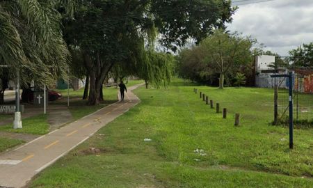 Pablo iba rumbo a su trabajo cuando fue atacado por dos jóvenes en la ciclovía. Sufrió un profundo corte en la ceja y fue atendido en el hospital Cullen. Pablo iba rumbo a su trabajo cuando fue atacado por dos jóvenes en la ciclovía. Sufrió un profundo corte en la ceja y fue atendido en el hospital Cullen.