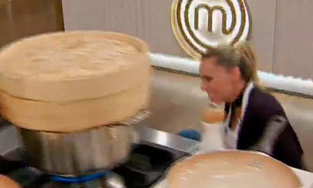 La conductora patinó mientras estaba preparando su plato y fue directo al suelo: Esto no estaba ensayado, señaló Tomás Fonzi. La conductora patinó mientras estaba preparando su plato y fue directo al suelo: Esto no estaba ensayado, señaló Tomás Fonzi.