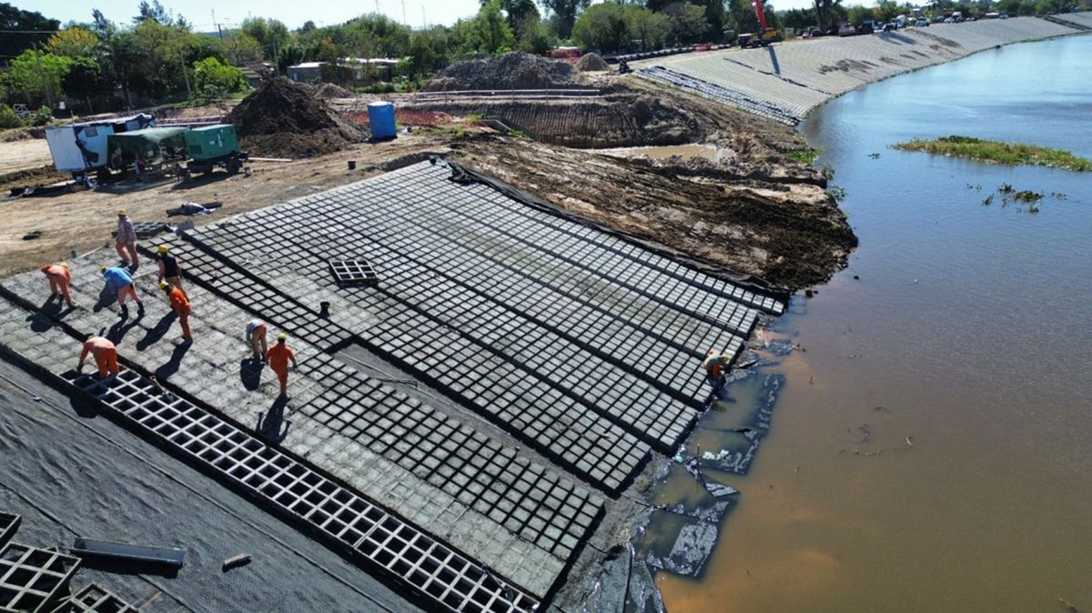 Para fortalecer la seguridad hídrica y acompañar el desarrollo urbano y turístico de la ciudad, el Gobierno Provincial avanza sin pausa en la readecuación de las defensas contra inundaciones en San Javier, buscando reducir el riesgo hídrico. Para fortalecer la seguridad hídrica y acompañar el desarrollo urbano y turístico de la ciudad, el Gobierno Provincial avanza sin pausa en la readecuación de las defensas contra inundaciones en San Javier, buscando reducir el riesgo hídrico.