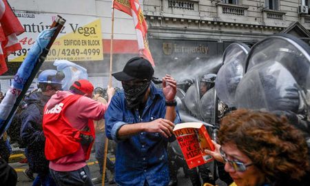 Los uniformados, que realizaron un doble cordón para rodear el edificio parlamentario, arrojaron algunos gases lacrimógenos contra los manifestantes. Los uniformados, que realizaron un doble cordón para rodear el edificio parlamentario, arrojaron algunos gases lacrimógenos contra los manifestantes.