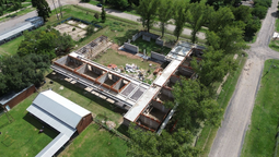 Foto de la construcción del nuevo edificio para la Escuela Julio Maiztegui de Pueblo Andino.