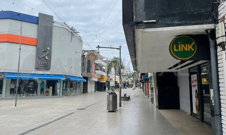 El delincuente se hizo de $9.900 con la información de tarjetas de débito de dos cajeros de la peatonal San Martín. El delincuente se hizo de $9.900 con la información de tarjetas de débito de dos cajeros de la peatonal San Martín.