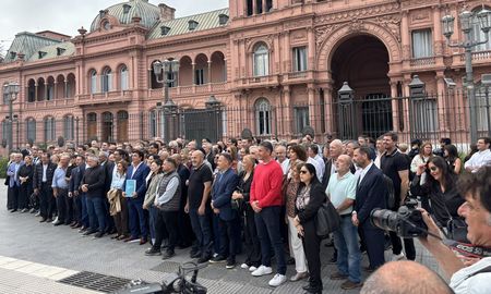 Los municipios están entre las instituciones del país con más complicaciones ante la crisis actual en materia económica y, en ese marco, intendentes de todo el país, y principalmente de la provincia de Buenos Aires y del peronismo, marcharon a las puertas del Ministerio de Economía. Los municipios están entre las instituciones del país con más complicaciones ante la crisis actual en materia económica y, en ese marco, intendentes de todo el país, y principalmente de la provincia de Buenos Aires y del peronismo, marcharon a las puertas del Ministerio de Economía.