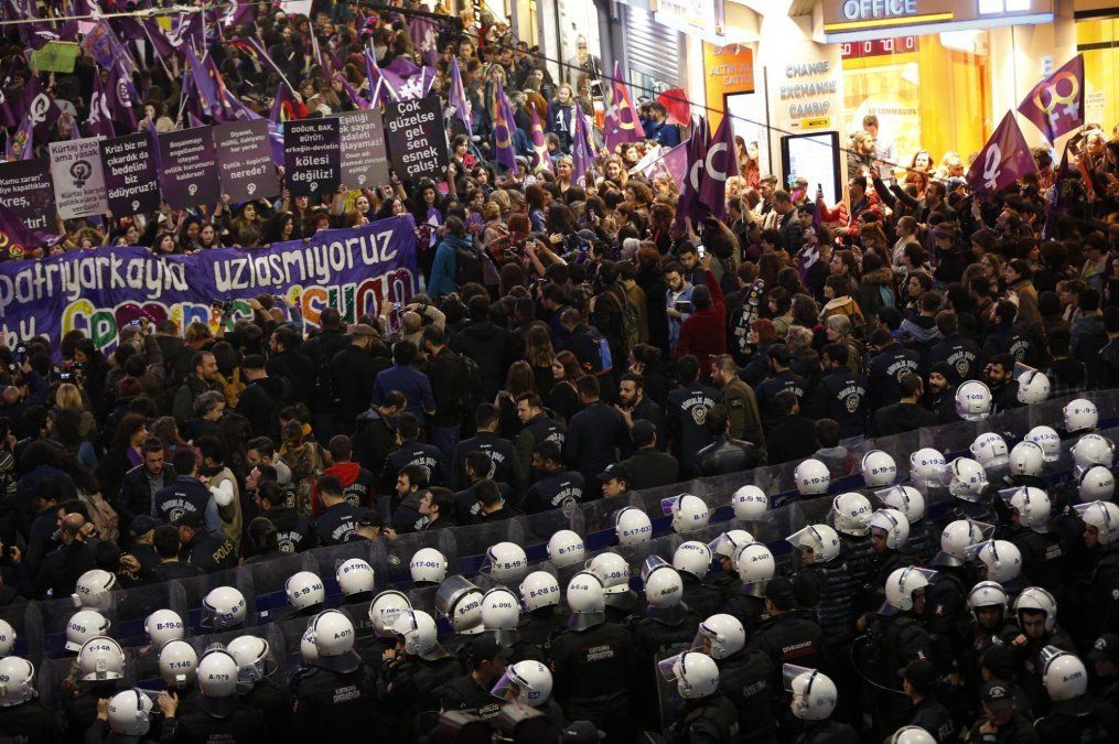 Miles de mujeres se manifestaron en Turquía.