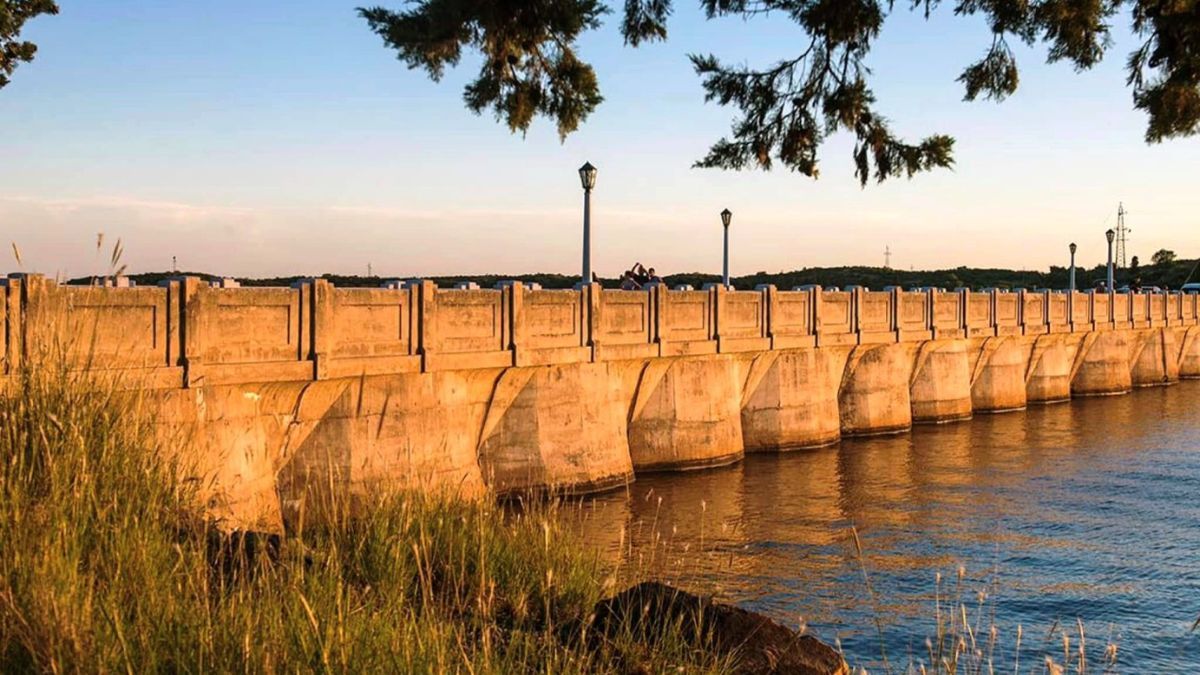 El paredón del dique no solo contiene millones de litros de agua, sino que es el punto exacto donde la unión de dos ríos da nacimiento al emblemático Río Quinto.