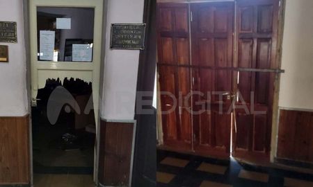 Los ladrones forzaron y rompieron a la mitad la puerta de la sala de administración de la Vecinal Fomento 9 de Julio.