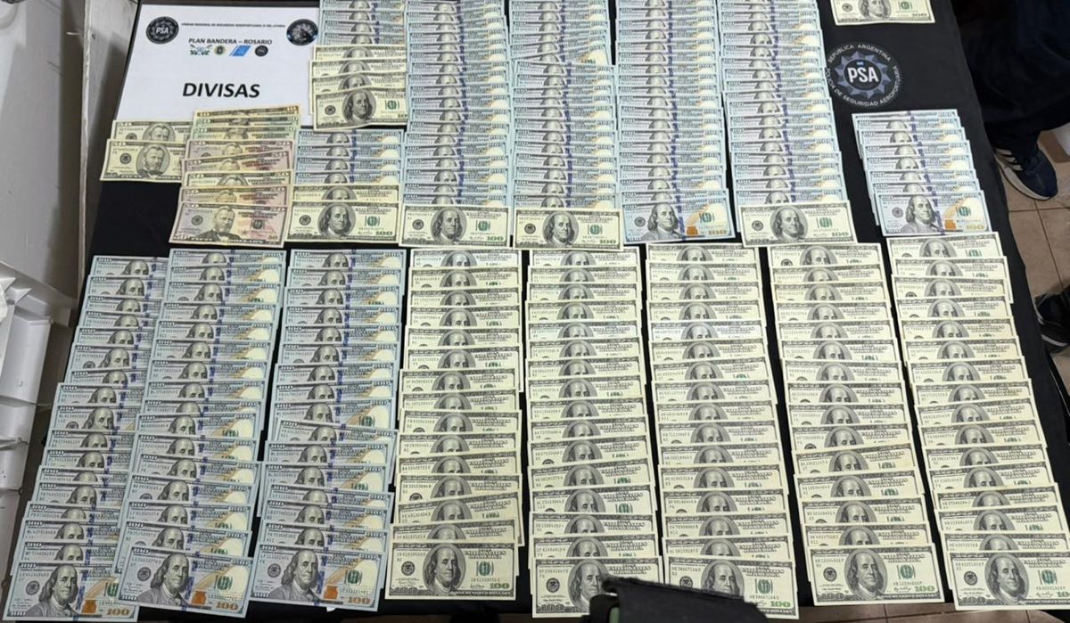 En los allanamientos se secuestraron más de 15 millones de pesos argentinos, 38.200 dólares, armas de fuego y una importante cantidad de documentación. En los allanamientos se secuestraron más de 15 millones de pesos argentinos, 38.200 dólares, armas de fuego y una importante cantidad de documentación.