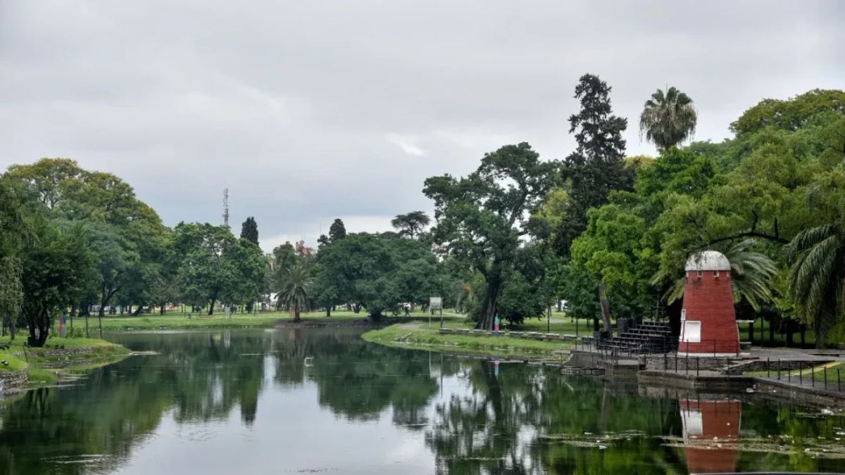 El Parque 25 de Mayo en Mendoza ofrece una combinación única de naturaleza y arte