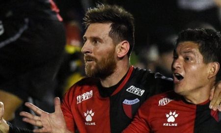 Los hinchas sabaleros se ingeniaron con los memes tras la decisión de Messi de apartarse del Barcelona. El delantero de Colón se refirió al respecto en exclusiva. Los hinchas sabaleros se ingeniaron con los memes tras la decisión de Messi de apartarse del Barcelona. El delantero de Colón se refirió al respecto en exclusiva.