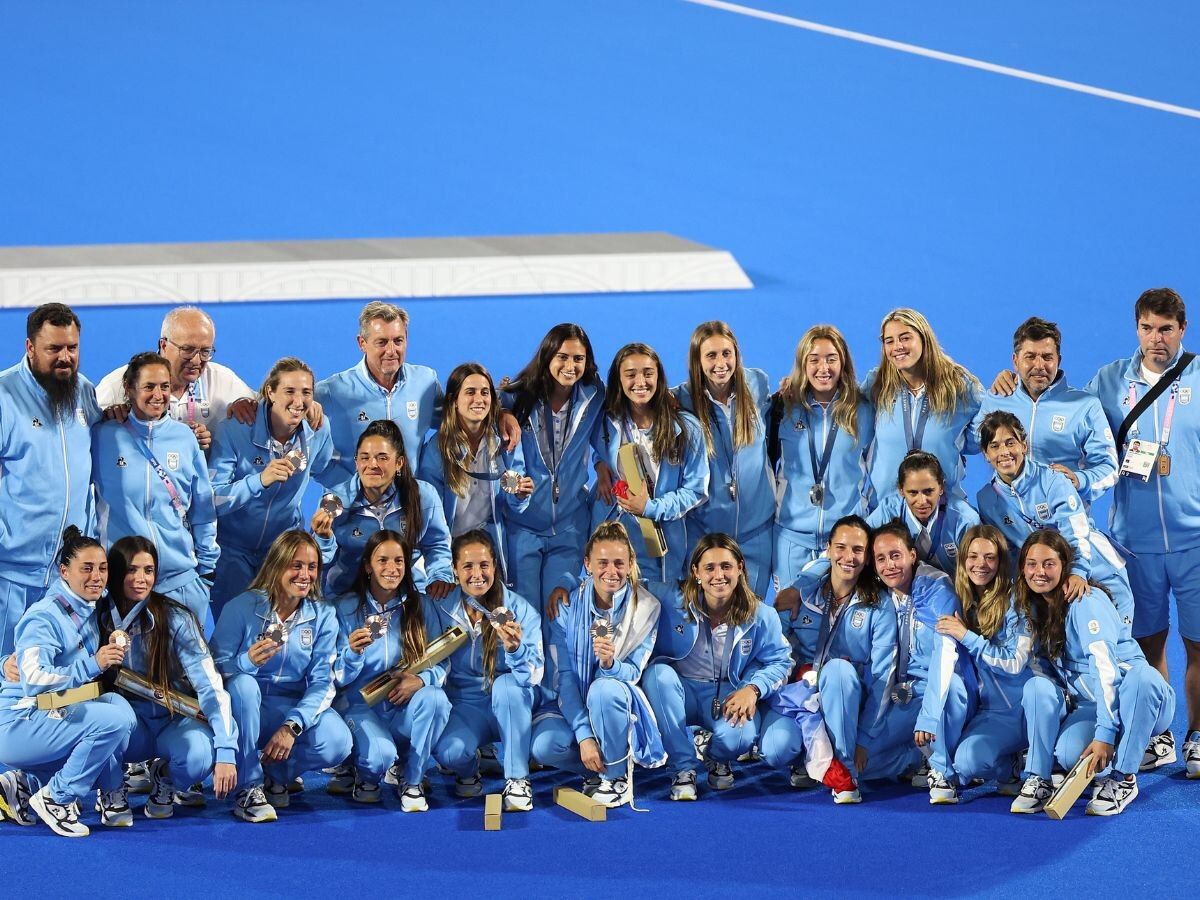 Toda la delegación de hockey femenino con su medalla de bronce. Toda la delegación de hockey femenino con su medalla de bronce.