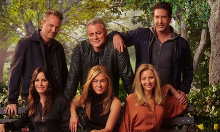 Jennifer Aniston, Courteney Cox, Lisa Kudrow, Matt LeBlanc, Matthew Perry y David Schwimmer regresan al escenario de sonido original de la icónica comedia. Jennifer Aniston, Courteney Cox, Lisa Kudrow, Matt LeBlanc, Matthew Perry y David Schwimmer regresan al escenario de sonido original de la icónica comedia.