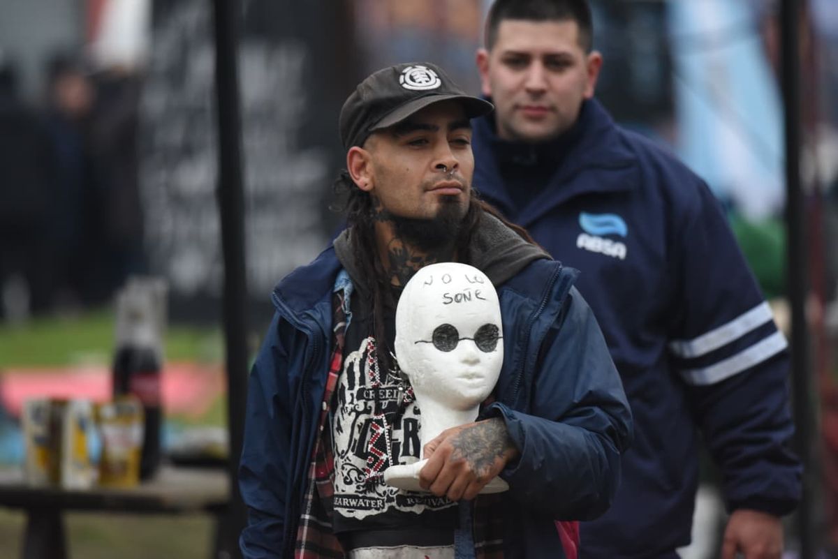 Desde todo el país, los fanáticos del Indio Solari llegaron a Avellaneda para el último adiós al popular músico.