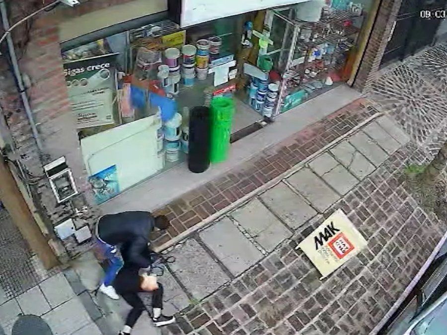 Salvaje robo a una jubilada en Ciudad Evita: el delincuente la tiró al piso y la baleó en una pierna