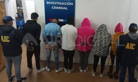 Detuvieron a seis personas en tres allanamientos realizados en el barrio Las Delicias de Santa Fe. Detuvieron a seis personas en tres allanamientos realizados en el barrio Las Delicias de Santa Fe.