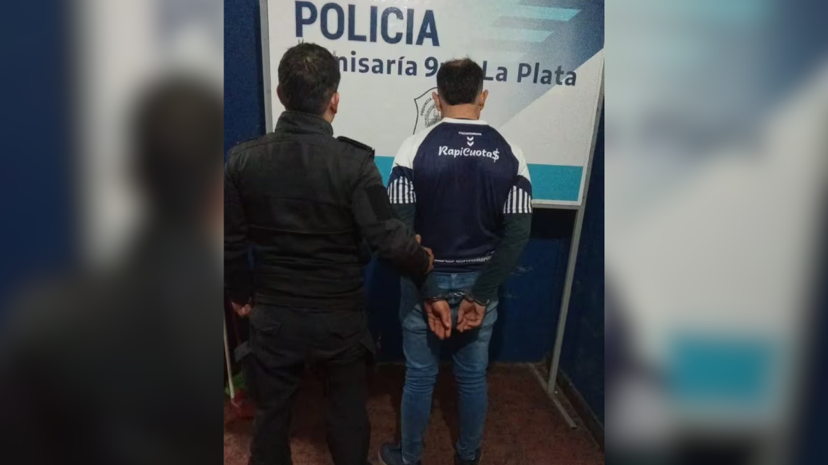 Fingió ser plomero y le robó la tarjeta de débito a una jubilada. Fingió ser plomero y le robó la tarjeta de débito a una jubilada.