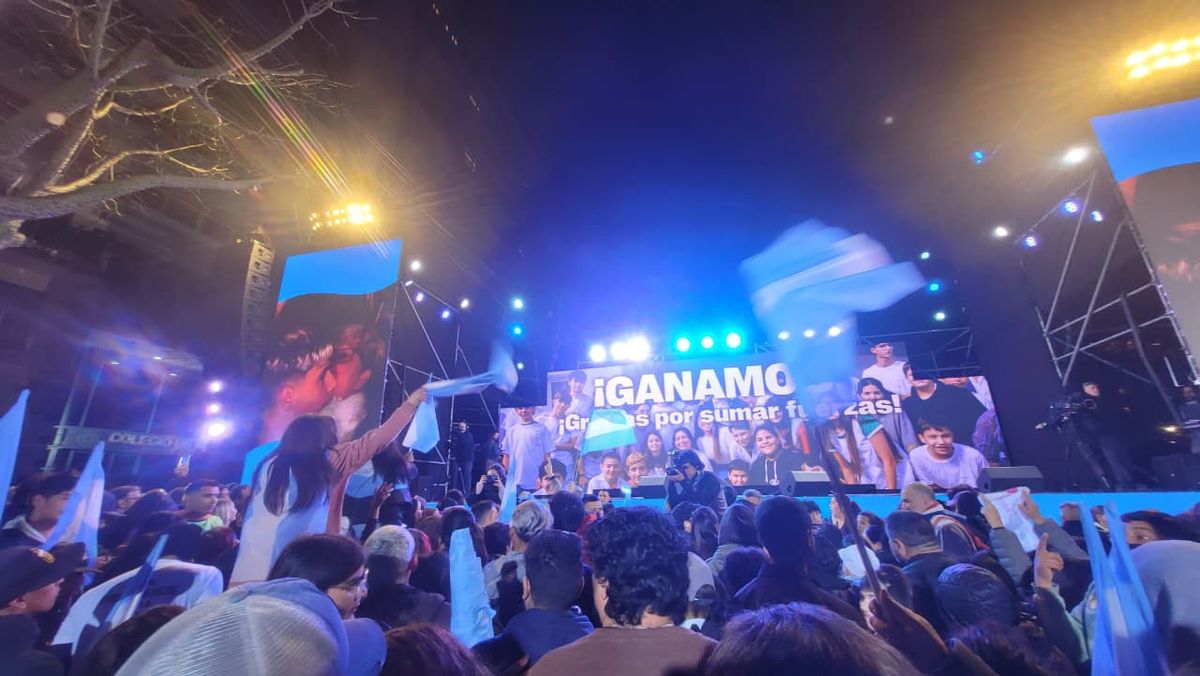 Festejos en el búnker de Fuerza Patria tras las elecciones en Buenos Aires.