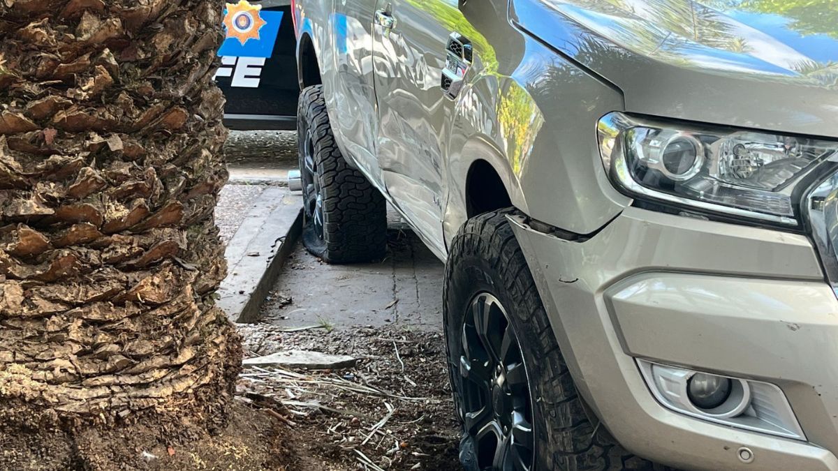 La camioneta terminó con neumáticos reventados y golpes tras huir a alta velocidad.