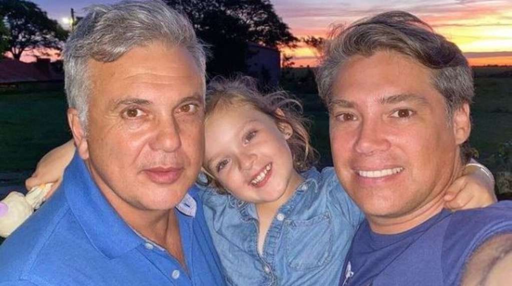 Andrés Galfrascoli (45), su pareja Fabián Nuñez (55) y Sofía Nuñez Galfrascoli, de 6 años. (Foto: Instagram Julia Zenko).