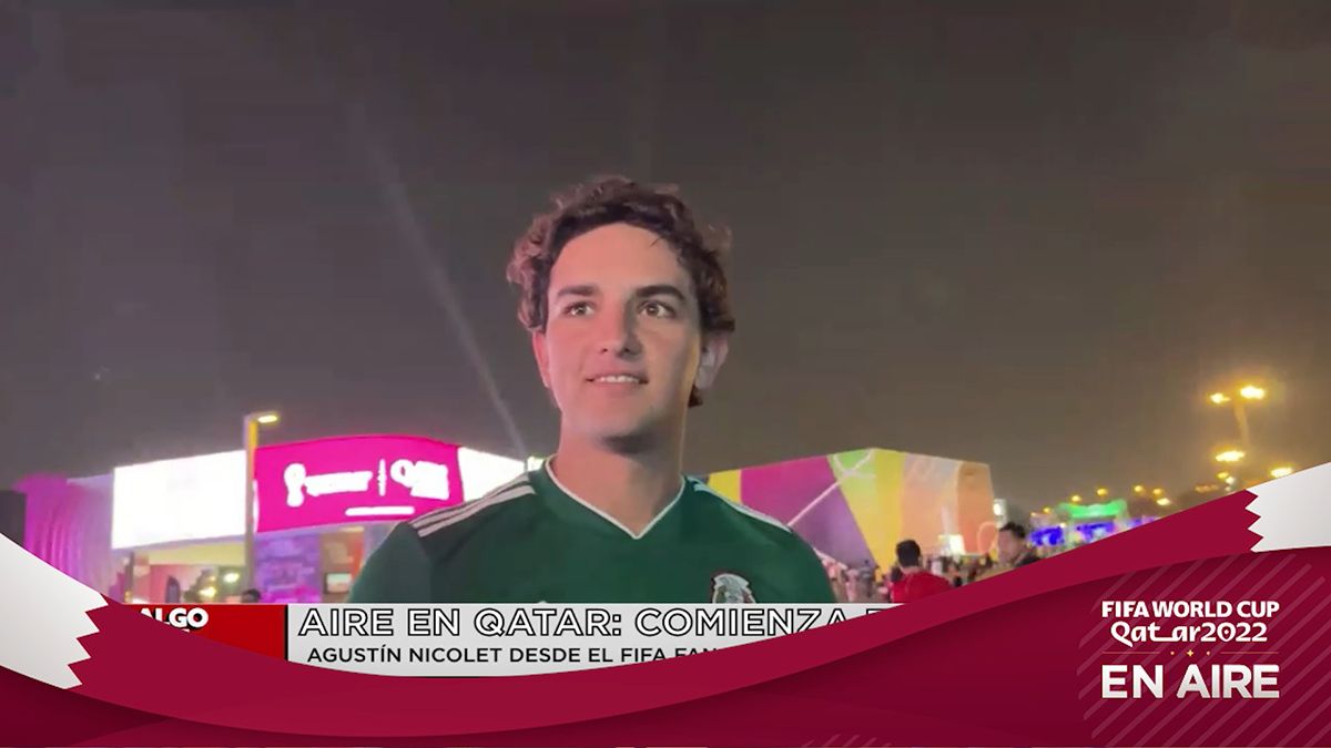 El equipo de AIRE en Qatar con fans mexicanos.