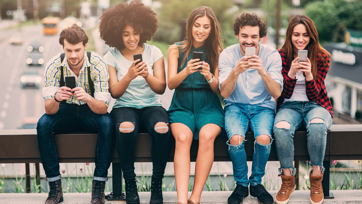 La ciencia reveló el porqué los adolescentes no se comunican por llamadas telefónicas. 