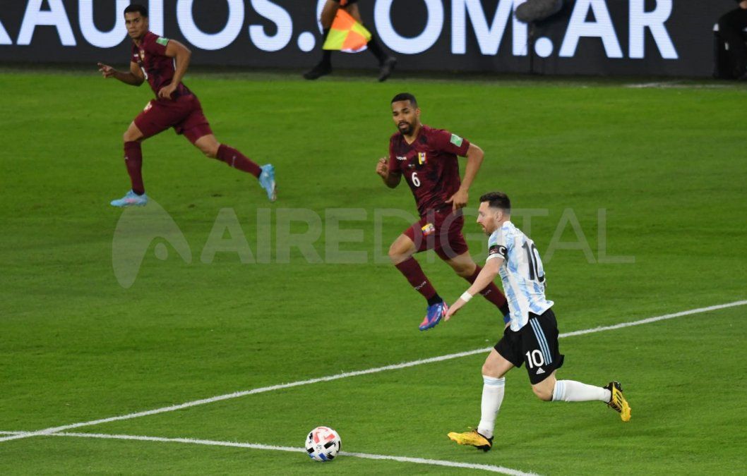 Argentina: Emiliano Martínez; Nahuel Molina, Cristian Romero, Nicolás Otamendi y Nicolás Tagliafico; Rodrigo De Paul, Guido Rodríguez y Giovani Lo Celso; Lionel Messi, Lautaro Martínez y Ángel Di María. DT: Lionel Scaloni.