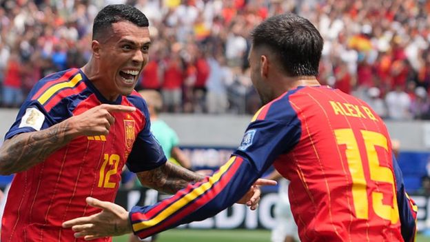 Pedro Porro festeja su gol con Alex Baena.