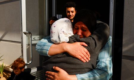 Las mujeres se abrazan mientras los palestinos con pasaportes extranjeros llegan al cruce fronterizo de Rafah con Egipto, en medio del conflicto en curso entre Israel y el grupo islamista palestino Hamas, en Rafah, en el sur de la Franja de Gaza, el 23 de noviembre de 2023. Las mujeres se abrazan mientras los palestinos con pasaportes extranjeros llegan al cruce fronterizo de Rafah con Egipto, en medio del conflicto en curso entre Israel y el grupo islamista palestino Hamas, en Rafah, en el sur de la Franja de Gaza, el 23 de noviembre de 2023.