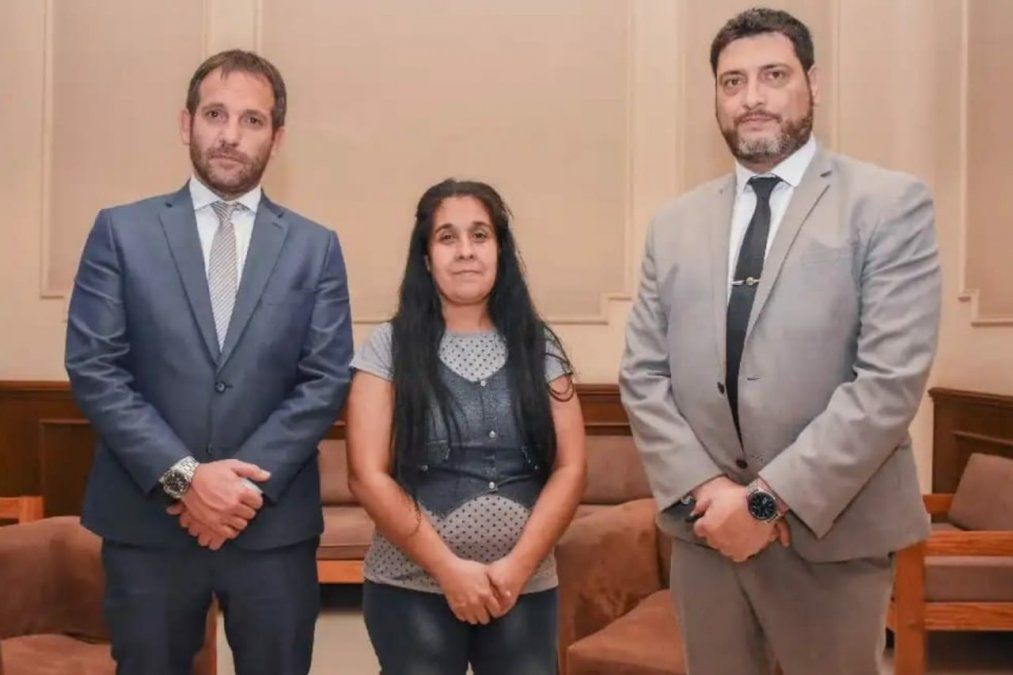 La denunciante Cecilia Lucero junto a sus abogados