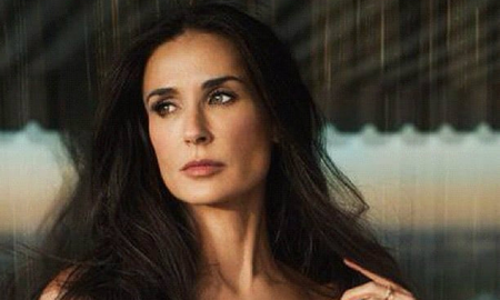 Demi Moore: sexi a los 60 años y con una microbikini que causa furor Demi Moore: sexi a los 60 años y con una microbikini que causa furor