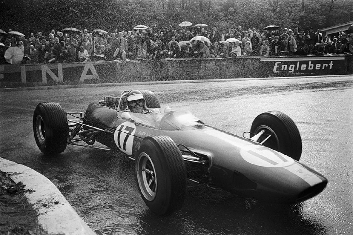 Tras finalizar tercero en el certamen de 1964 (con triunfos en Bélgica, Holanda y Gran Bretaña), Clark se coronaría nuevamente en la Fórmula 1 en 1965, ahora con el Lotus 33-Climax, donde se impuso en seis GP: los de Sudáfrica, Bélgica, Francia, Gran Bretaña, Holanda y Alemania. También, Lotus se adjudicó su segunda Copa de Constructores.