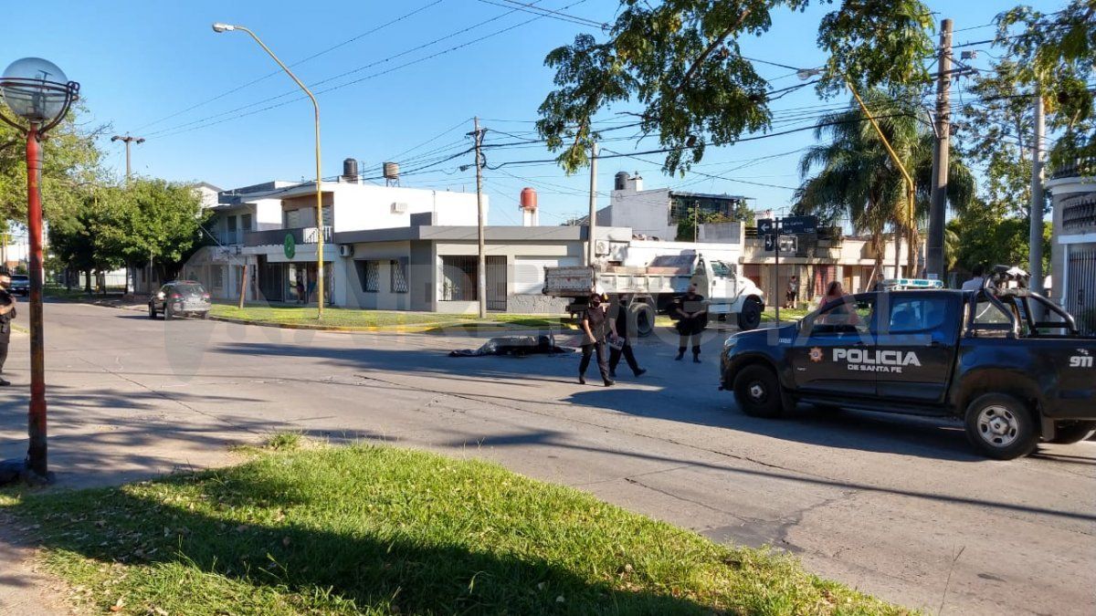Por el fuerte impacto contra el camión, el conductor de la moto murió en el acto