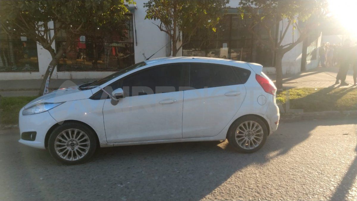 Un disparo impactó en el techo del Ford Fiesta estacionado frente al negocio. 