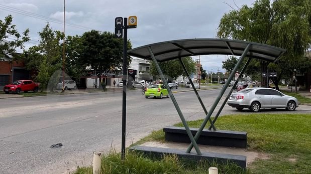 Los vecinos advierten por robos también en las garitas de colectivos en inmediaciones de la Escuela Lourdes.