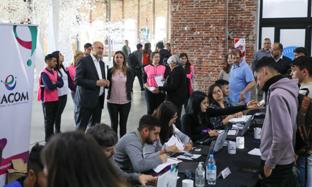 El gobierno provincial alcanzó la cifra de 40.625 netbooks entregadas a alumnos y alumnas de escuelas secundarias, en el marco de la distribución de equipamiento del plan nacional Conectar Igualdad. El gobierno provincial alcanzó la cifra de 40.625 netbooks entregadas a alumnos y alumnas de escuelas secundarias, en el marco de la distribución de equipamiento del plan nacional Conectar Igualdad.