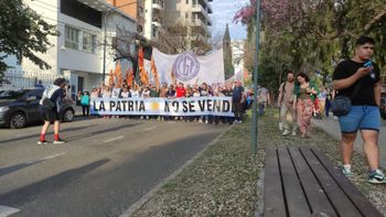 Marcha Federal Universitaria en Santa Fe: los manifestantes van hacia el Rectorado de la UNL