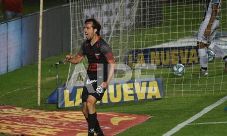 Christian Bernardi es una de las figuras de Colón en la Copa Diego Maradona y puede continuar su carrera en México. Christian Bernardi es una de las figuras de Colón en la Copa Diego Maradona y puede continuar su carrera en México.