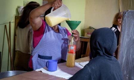 La asistencia alimentaria llega principalmente a niños, niñas, adolescentes y adultos. La asistencia alimentaria llega principalmente a niños, niñas, adolescentes y adultos.