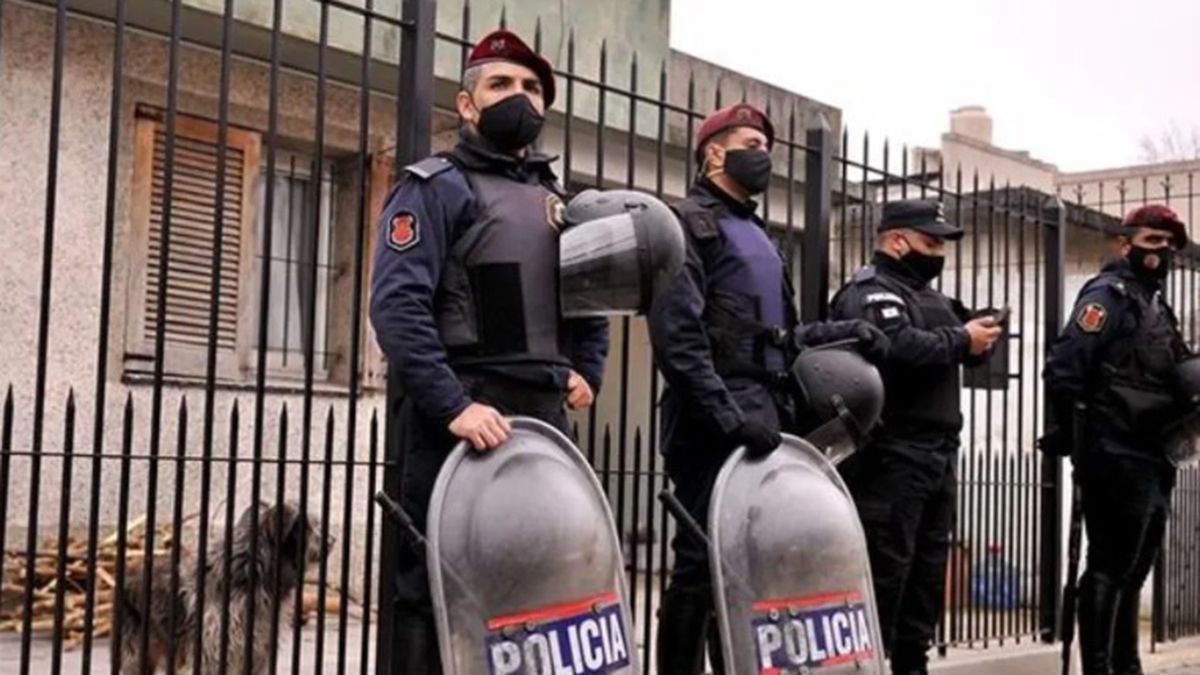 La vivienda del jubilado detenido est&aacute; custodiada por la Polic&iacute;a Bonaerense.
