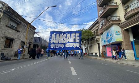 Amsafé realiza un paro de actividades en rechazo de la oferta salarial del gobierno de Santa Fe. Amsafé realiza un paro de actividades en rechazo de la oferta salarial del gobierno de Santa Fe.