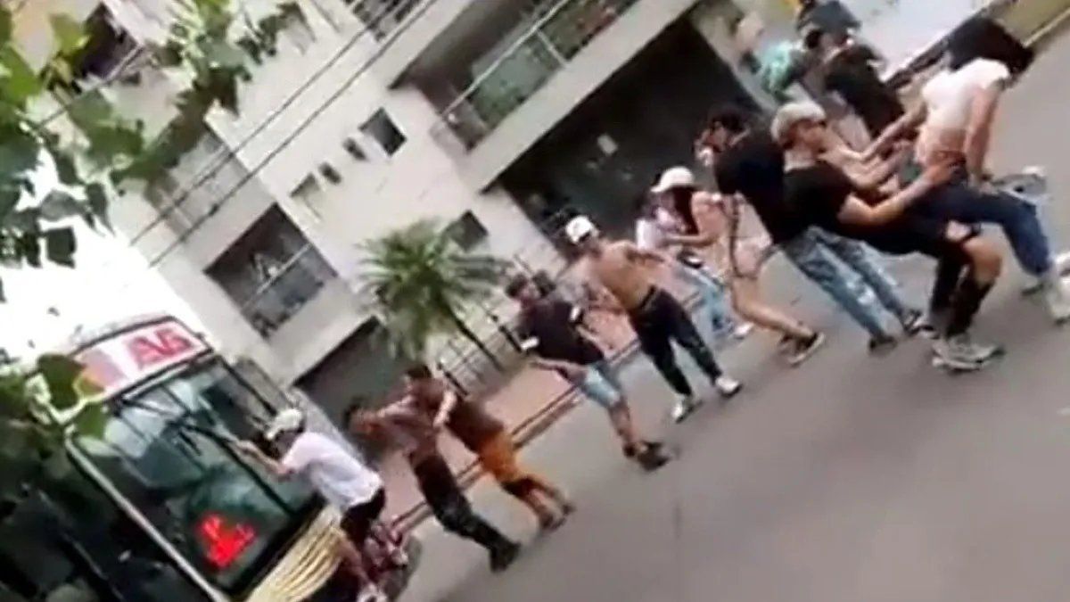 Video viral: frenaron dos colectivos y se subieron al techo de uno para perrear
