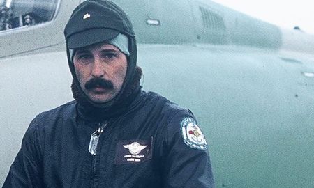 Owen Crippa, durante la guerra de Malvinas, donde atacó solo a la flota inglesa mientras se producía el primer desembarco del enemigo en las islas. Owen Crippa, durante la guerra de Malvinas, donde atacó solo a la flota inglesa mientras se producía el primer desembarco del enemigo en las islas.