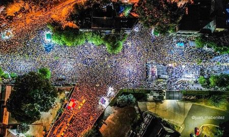 Masiva concentración de hinchas en las inmediaciones de la sede fundacional de Rosario Central. Masiva concentración de hinchas en las inmediaciones de la sede fundacional de Rosario Central.