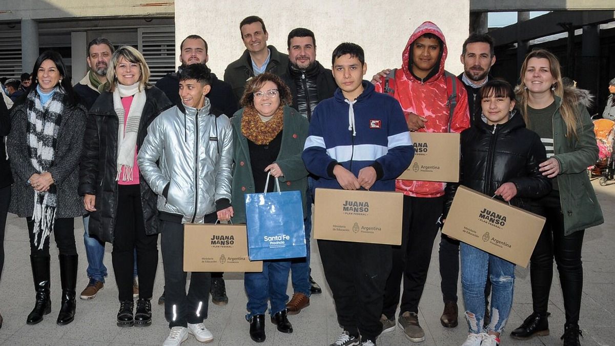 Cleri en la entrega de netbooks en las escuelas técnicas rosarinas.