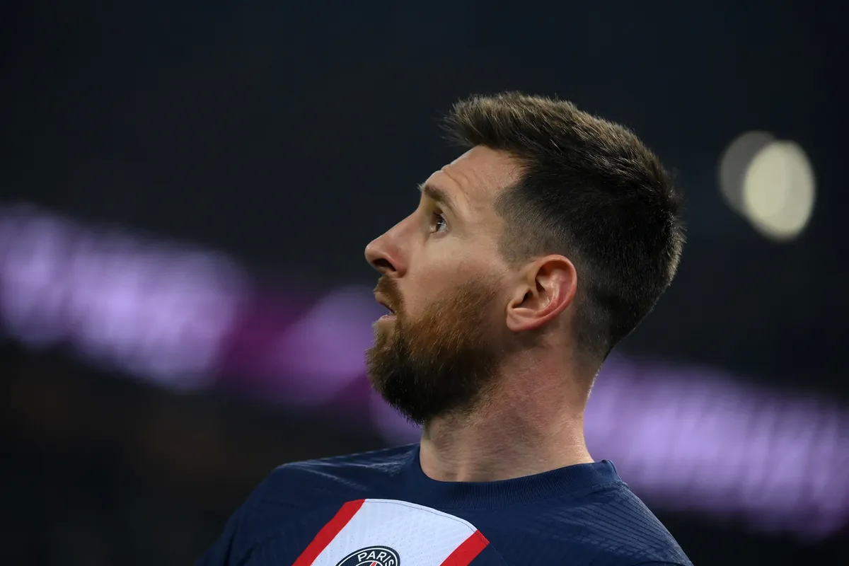 Lionel Messi fue abucheado por el público de Paris Saint-Germain durante el encuentro ante Lyon