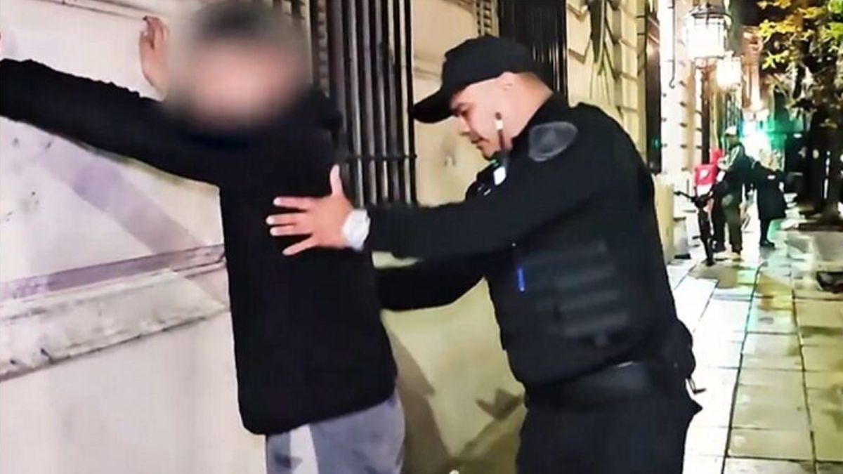 Policías porteños controlan a quienes revisan contenedores en la vía pública.