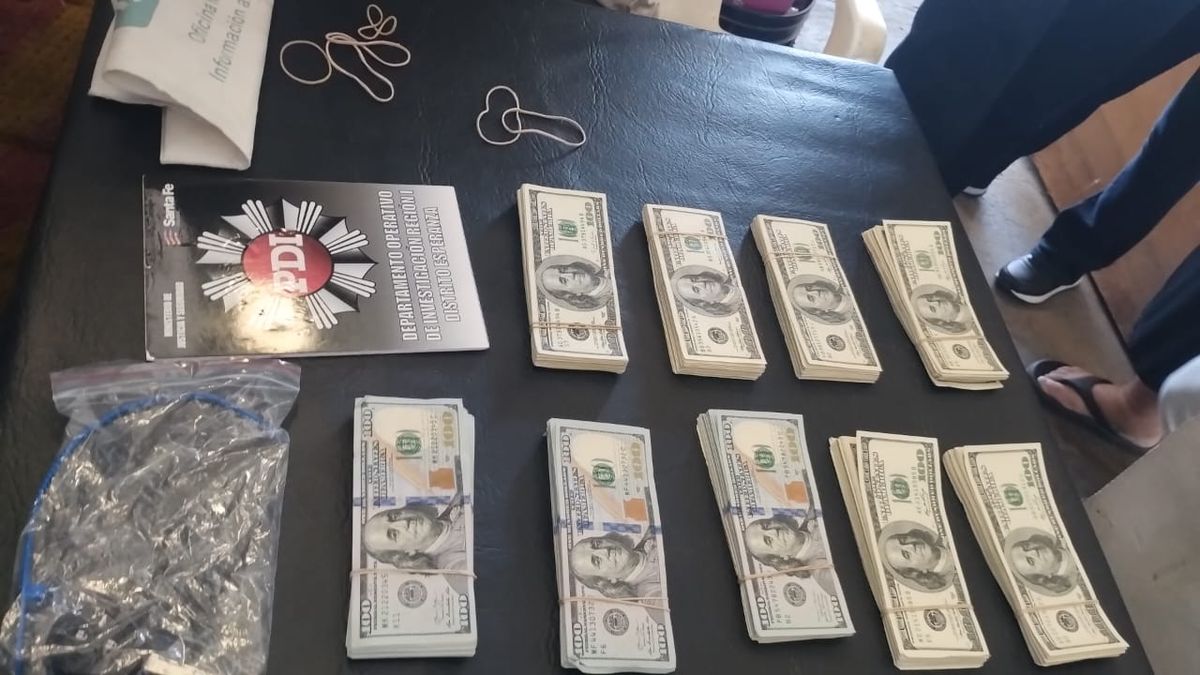 Se trata de un monto que supera los 90 mil dólares. Estaba oculto dentro de un vehículo estacionado dentro de una cochera de la ciudad de Santa Fe.&nbsp;